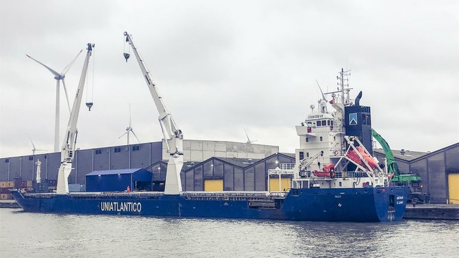 Breakbulk vessel arrival in Antwerp