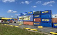 [Translate to Deutsch:] Containers stored at the port of Hamburg. An advertise for our container storage is printed on one container